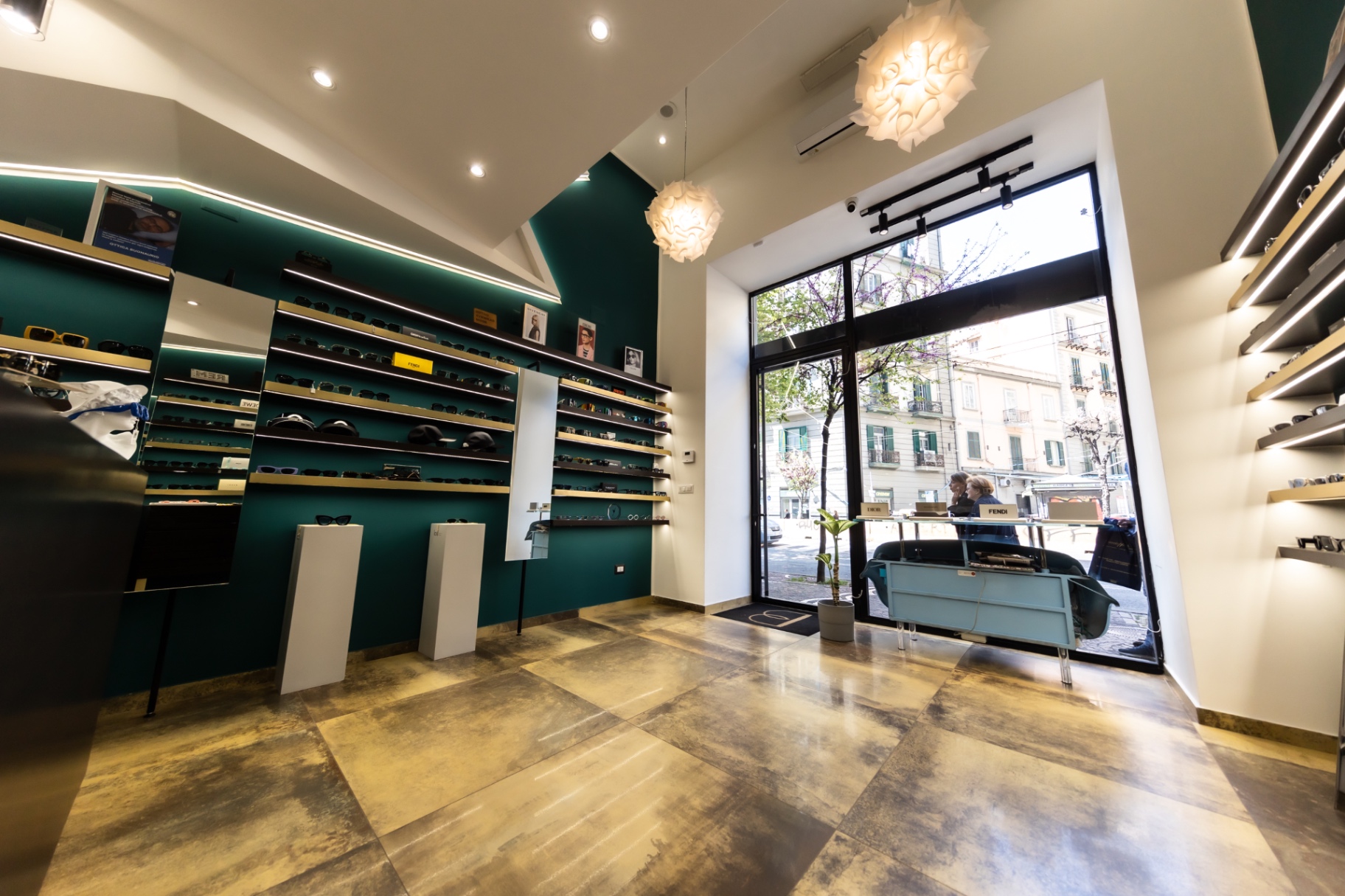Interno boutique Ottica Buonaurio con ingresso sulla strada